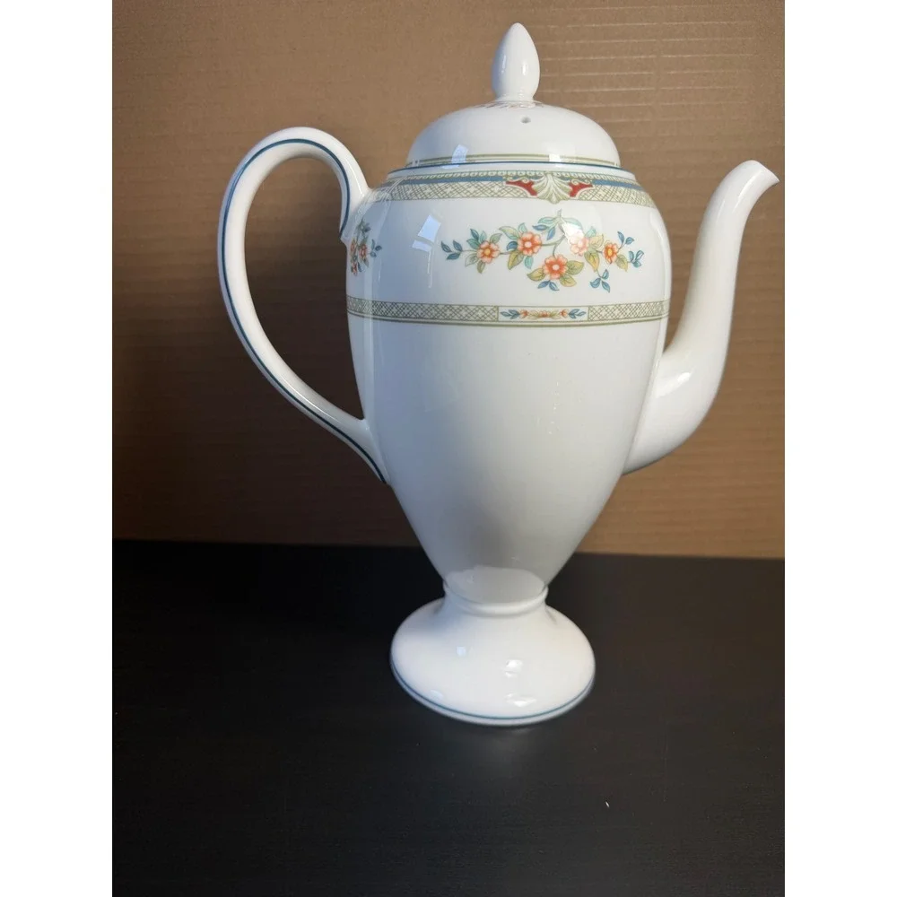 Wedgwood Hampshire R4668 Bone China Coffee Pot with Lid Made in England Floral
